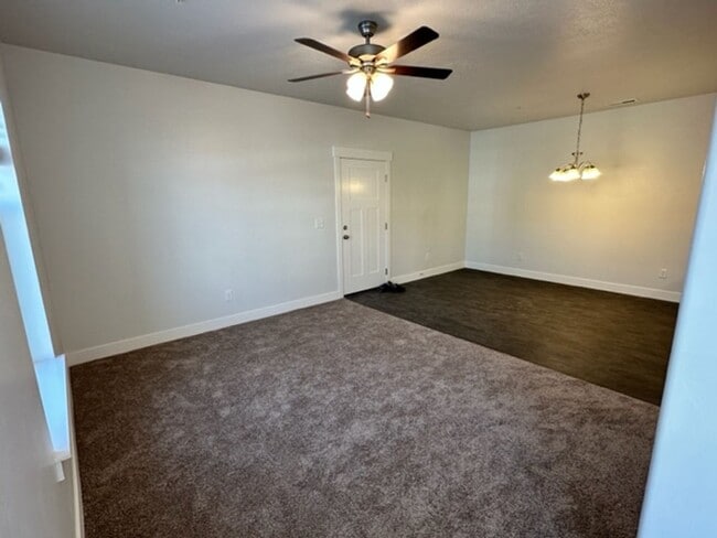 Building Photo - Gorgeous Condo!