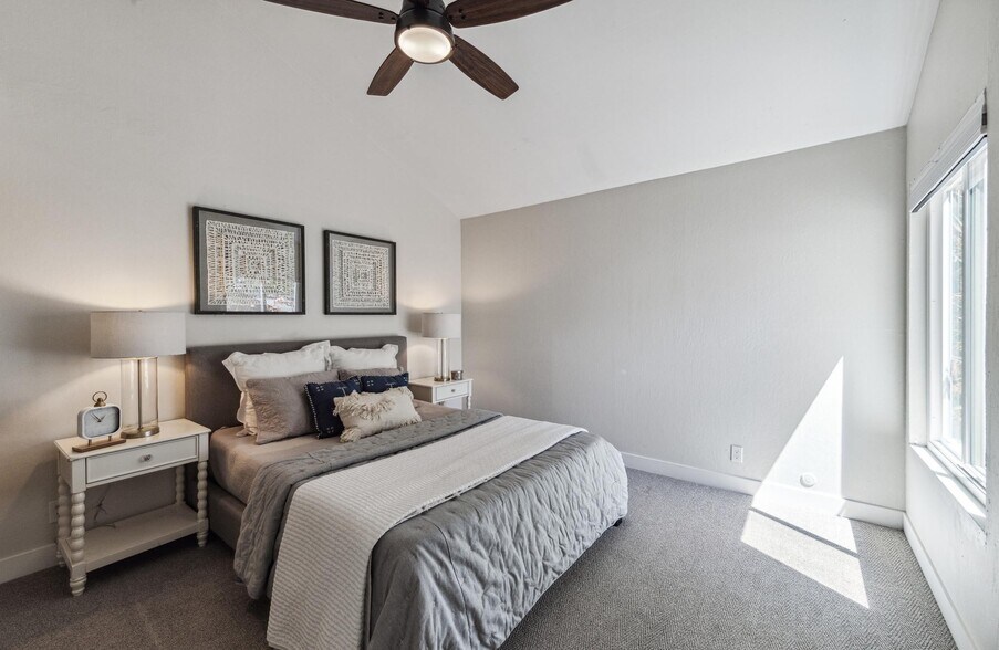 Building Photo - 2724 Oak Rd