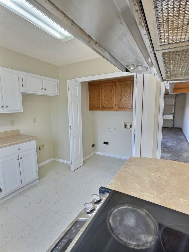 Building Photo - 3-Bedroom, 2-Bath Home Minutes From St. Ma...