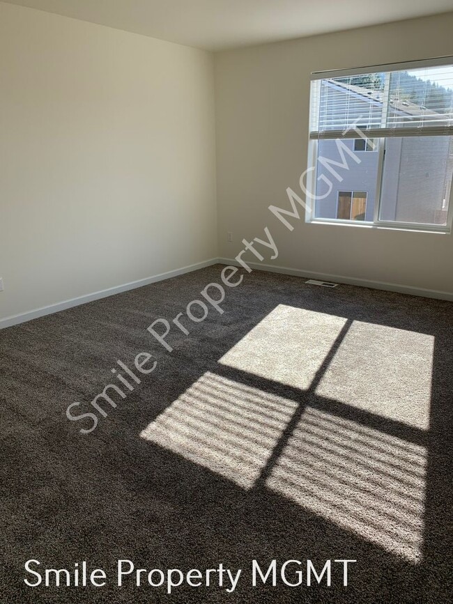 Building Photo - A nice house with 5 beds rooms and 2.5 baths.