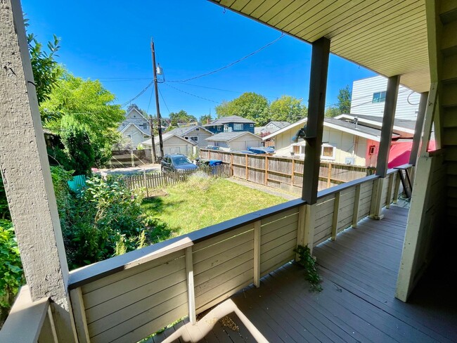 Building Photo - Large Queen Anne 2 Bedroom - Excellent Loc...