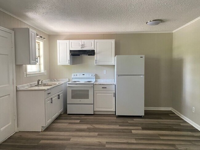 Building Photo - 1 Bed 1 Bath Apartment with Water and Tras...