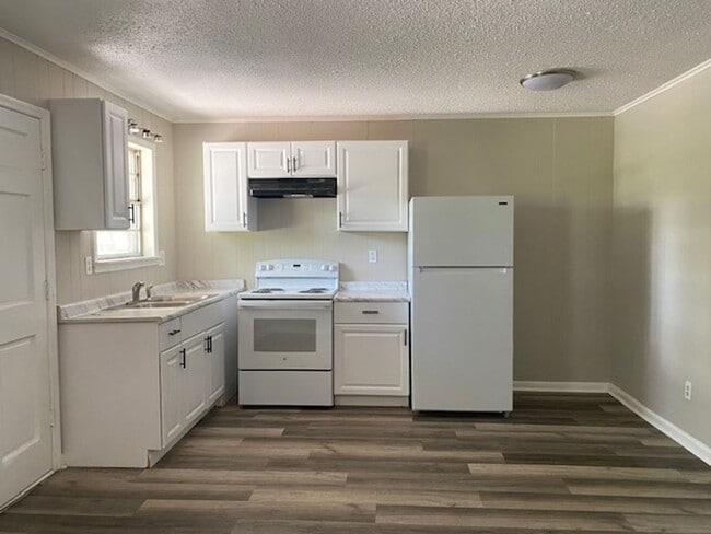 Building Photo - HALF OFF FIRST MONTHS RENT for qualified applicant** 1 Bed 1 Bath Apartment with Water and Trash ...