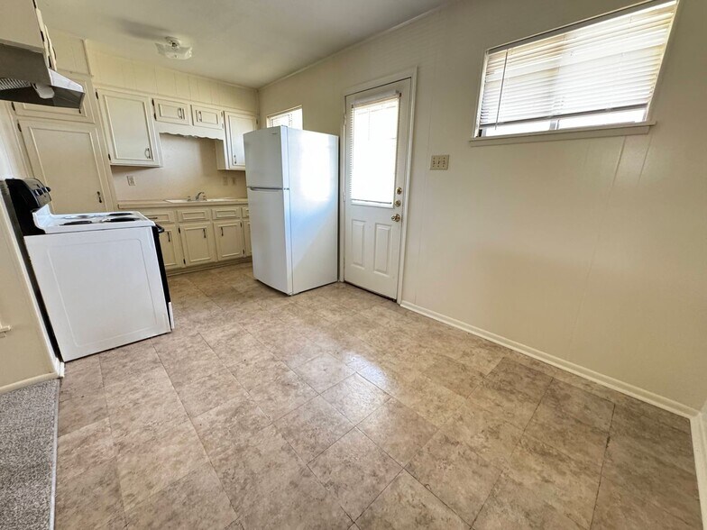 Building Photo - 808 Safady Ave