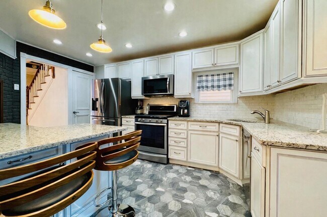 Building Photo - 16 W 51st St