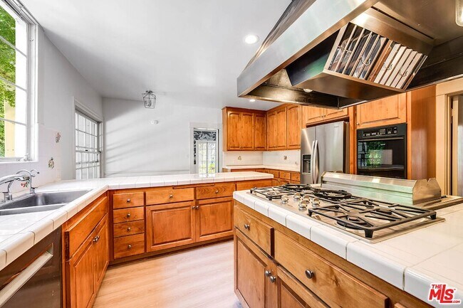 Building Photo - 809 N Bedford Dr