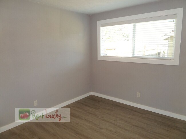 Building Photo - Adorable 3-Bedroom Home w/Large Fenced Yar...