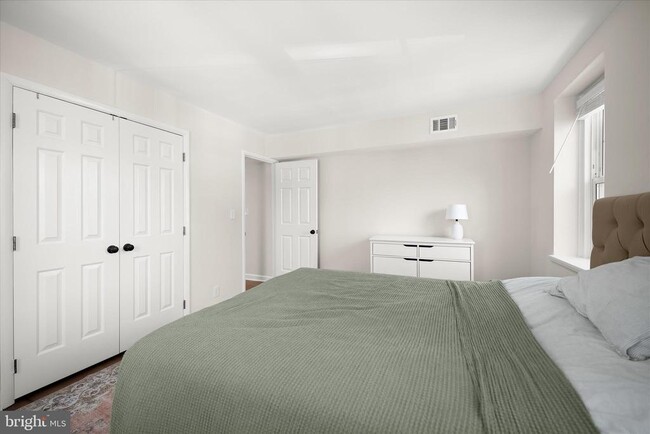 Building Photo - 3031 S Columbus St