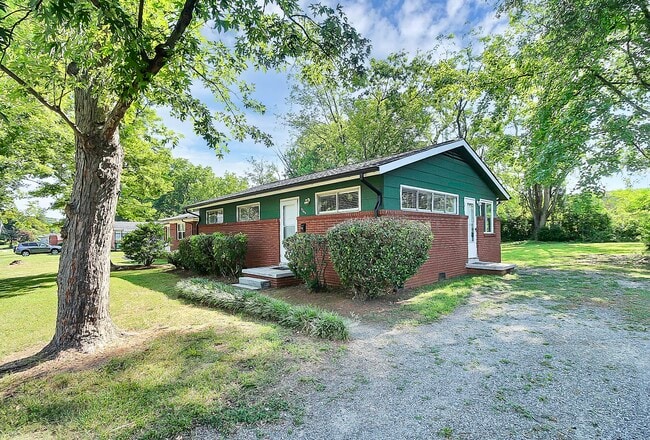 Building Photo - 2244 English Dr