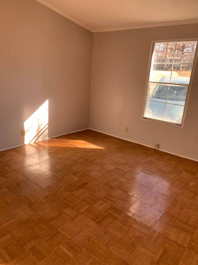 Building Photo - 3 Bedroom 2 Bath Home