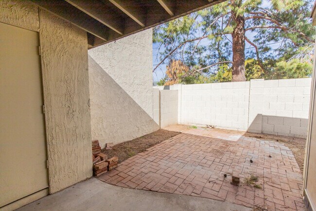 Building Photo - 2908 E Avenida Olivos