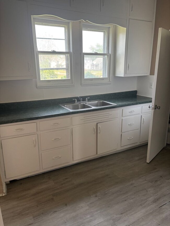 Building Photo - Section 8 welcome, 4bd 2 bath