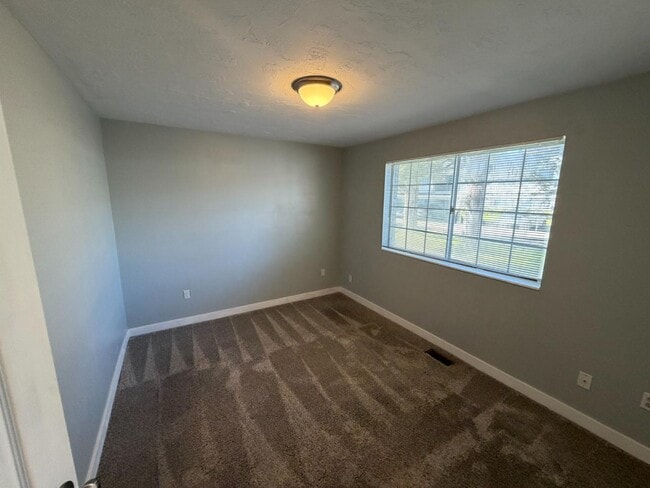 Building Photo - 65 E 600 S