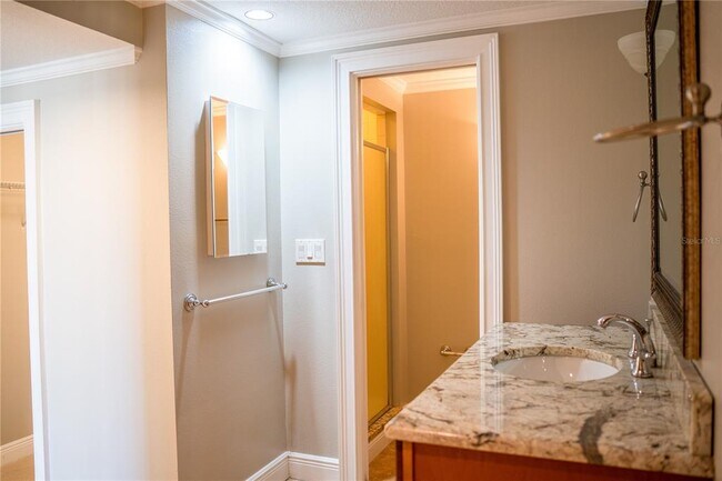 Building Photo - 1 Beach Dr SE