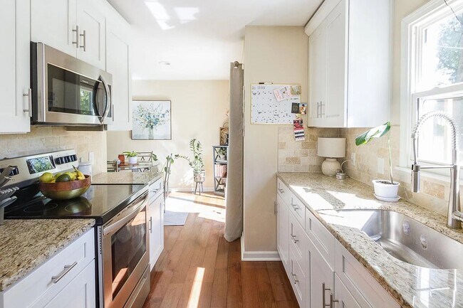 Building Photo - Gorgeous 3 Bedroom 2 Bathroom in Prairie V...