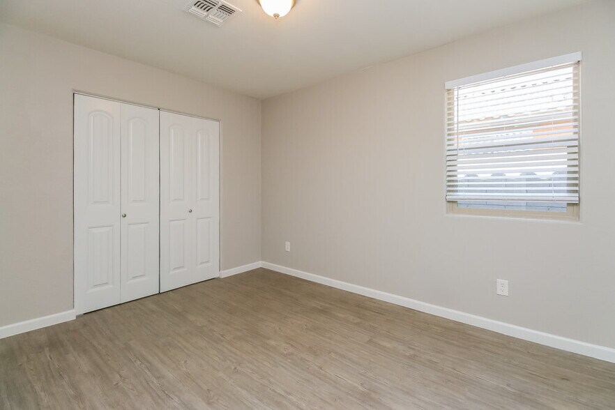 Building Photo - 3825 E Frances Ln