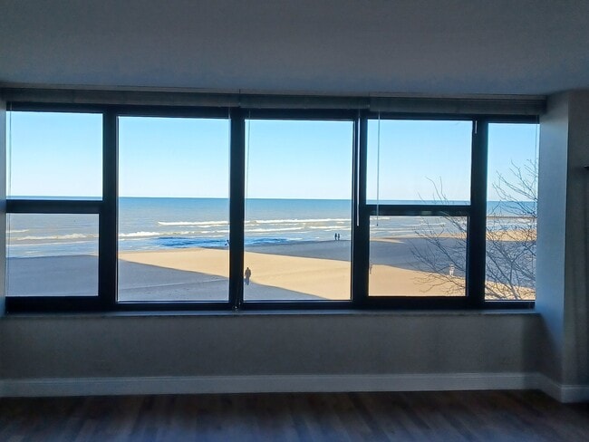 Building Photo - 5801 N Sheridan Rd