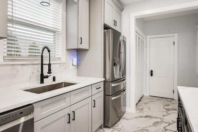 Building Photo - 815 Central Ave