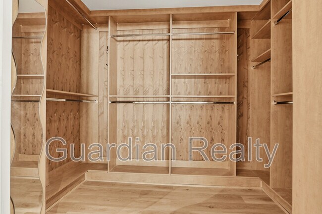 Building Photo - 3007 La Mesa Dr