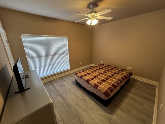 Building Photo - Newly updated! 3 bd, 2 bath condo in Zacha...