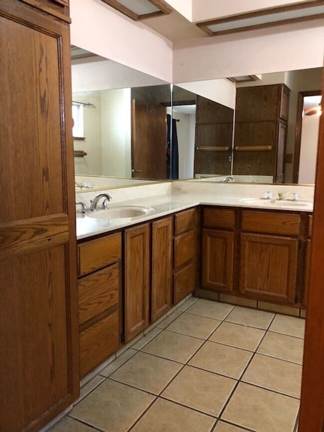 Building Photo - 980 Lakewood Dr