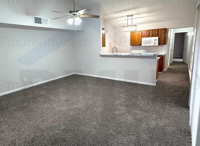 Building Photo - AVAILABLE NOW!!! Charming 2-bedroom, 1-bathroom duplex located in the vibrant city of Dallas