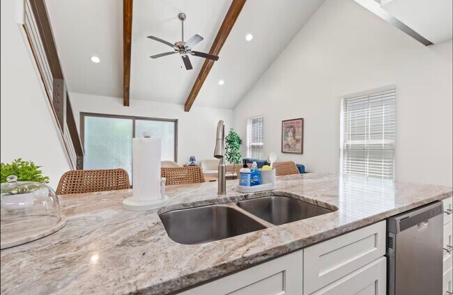 Building Photo - FOR RENT in LAFAYETTE!