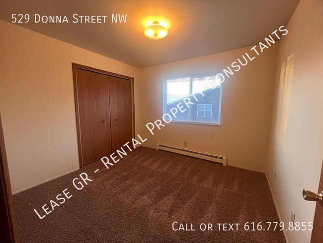 Building Photo - Spacious Two Bedroom Upper Apartment with ...