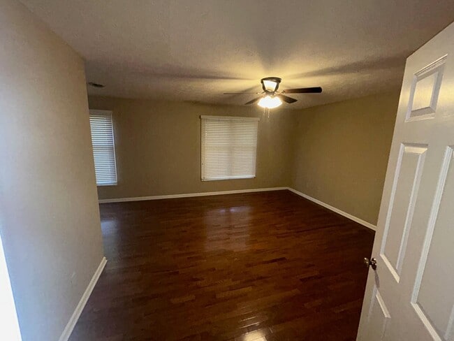 Building Photo - 3503 Lakeside Ct