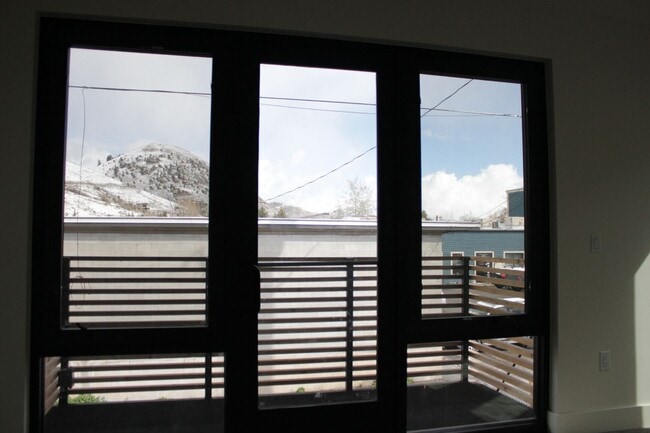 Building Photo - The Twin