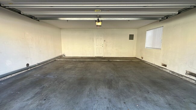 Building Photo - (APPLICATION PENDING) Townhouse in gated c...