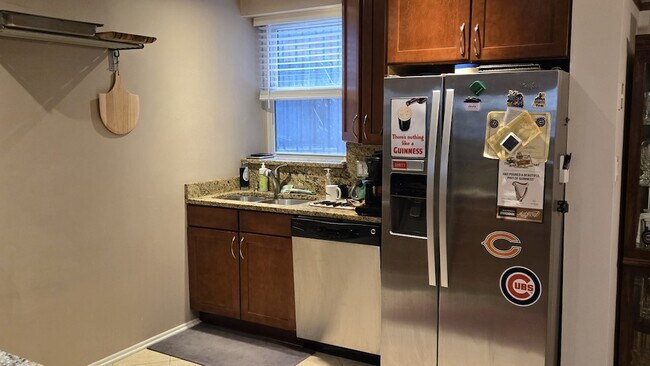 Building Photo - 4215 N Sheridan Rd