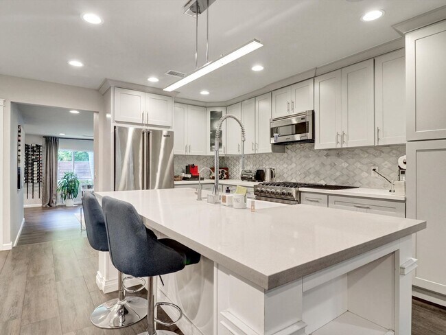 Building Photo - 5437 Coolidge Ave