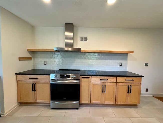 Building Photo - 3 Bedroom in Landsdowne!