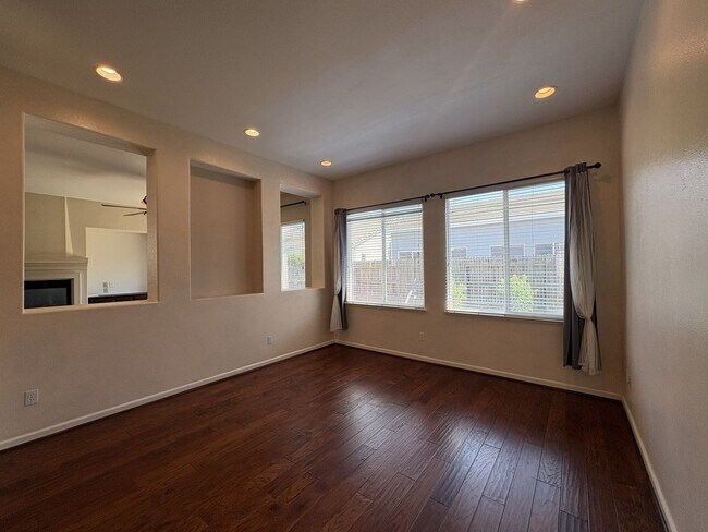 Building Photo - 5637 Lilyview Way