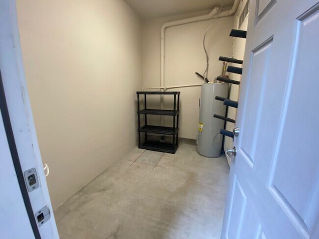 Building Photo - Unfurnished updated ADU above garage in the Parks at Broken Top