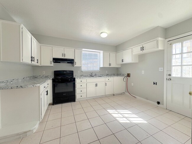 Building Photo - East El Paso 3 bed Refrig A/C