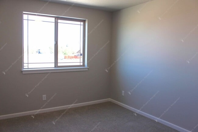 Building Photo - 3 BR home in Northwest Redmond w/ Mountain Views