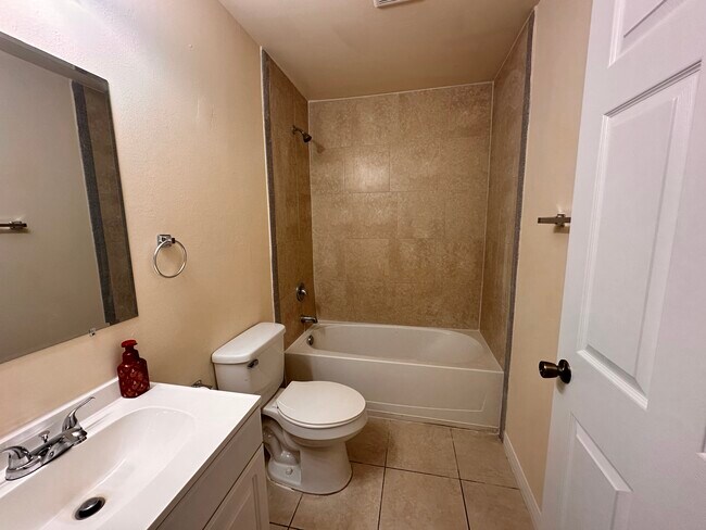 Building Photo - 3215 SW Santa Barbara Pl