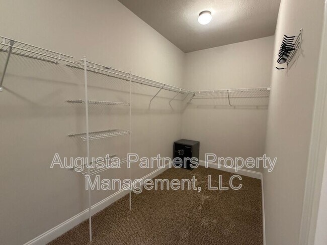 Building Photo - 1008 Swan Ct