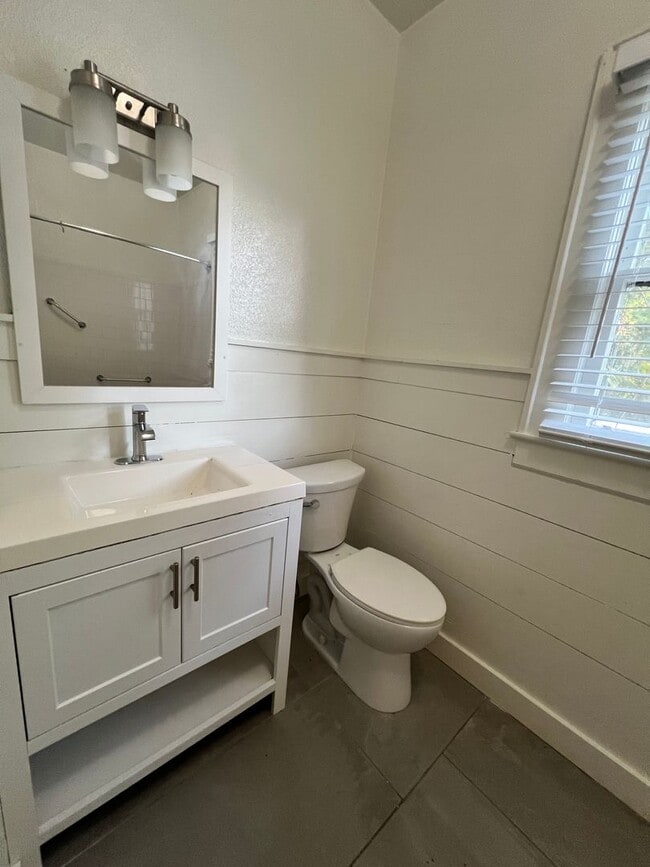 Building Photo - 2 Bed | 2 Bath Single Family Home