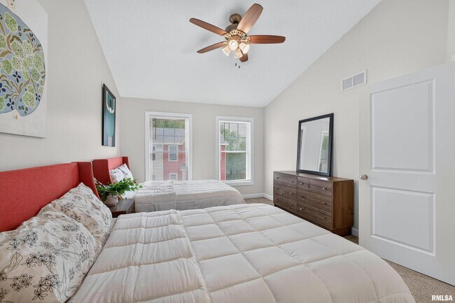 Building Photo - 4833 Lauren Ln