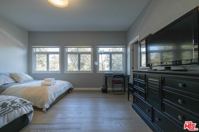 Building Photo - 1121 S Wilton Pl