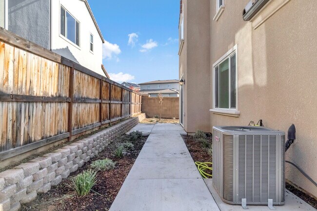 Building Photo - 863 Orchard Hills Rd