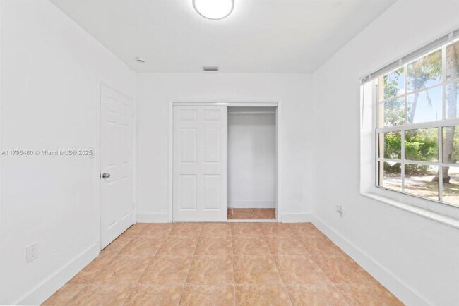 Building Photo - 2 bedroom in Miami FL 33150