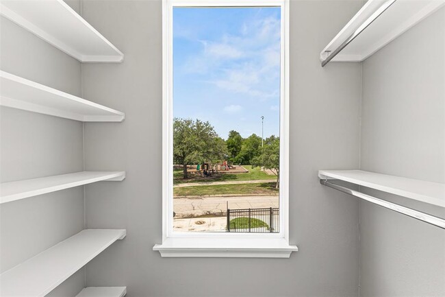 Building Photo - 5510 Pershing St