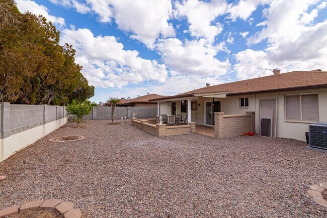 Building Photo - 4422 E Escondido Ave