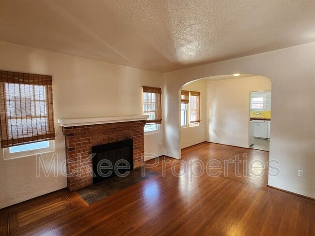 Building Photo - 907 9th St