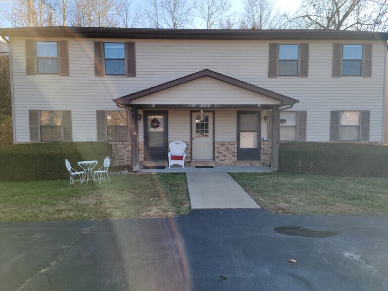 Quiet 4 family building - 632 Westwood Dr S