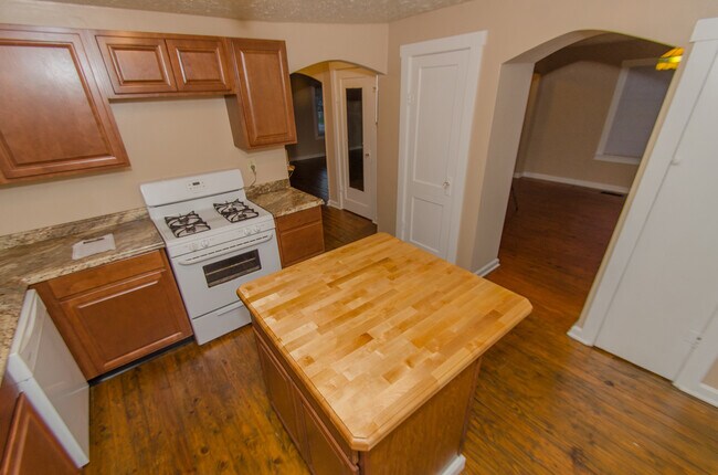 Building Photo - Spacious 3 bedroom, 1 bath Home - Availabl...